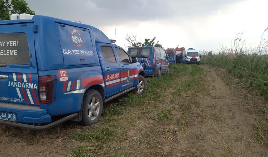 Manisa'da devrilen traktörün altında kalan sürücü öldü