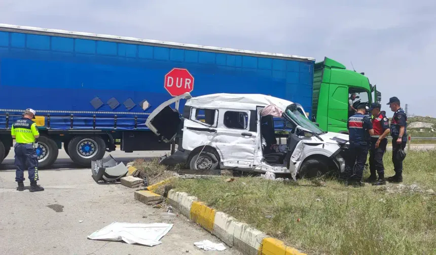 Tır ile Çarpışan Araçta 1 Kişi Hayatını Kaybetti, 1 Yaralı