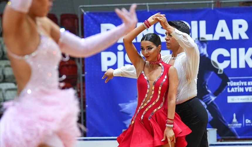 Dansçılar, hünerlerini İzmir'de sergiliyor