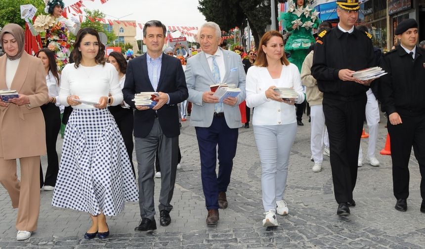İzmir'de "Kitap Takas Şenliği" renkli görüntülere sahne oldu