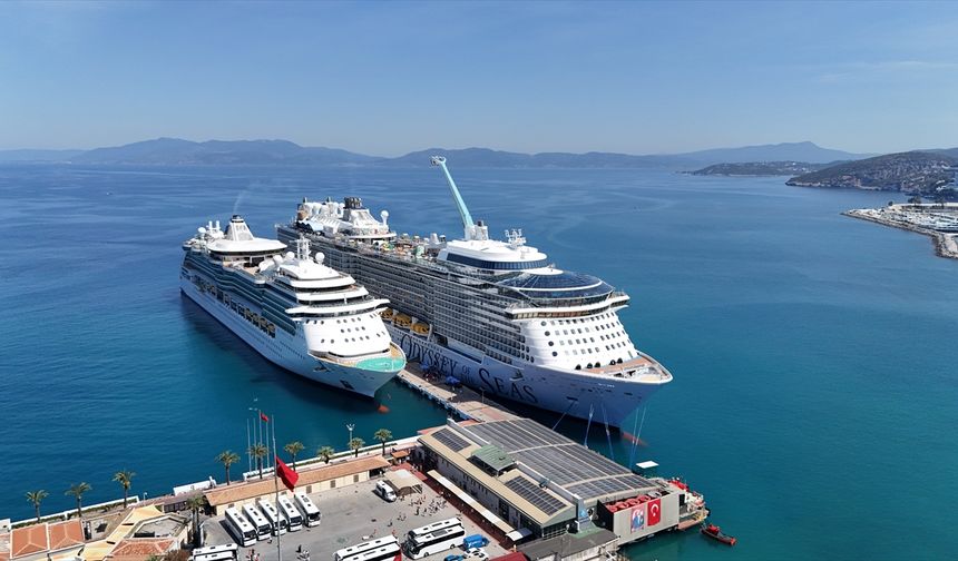 Kuşadası'na 2 gemiyle 8 bin 507 turist geldi