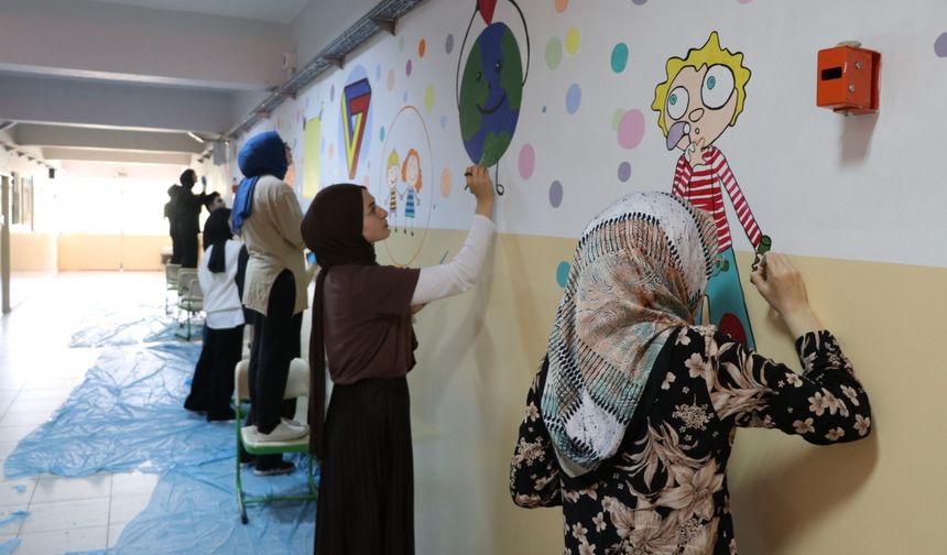 Kütahya'da üniversite öğrencileri ilkokul koridorlarını bilim ve sanat çizimleriyle renklendirdi