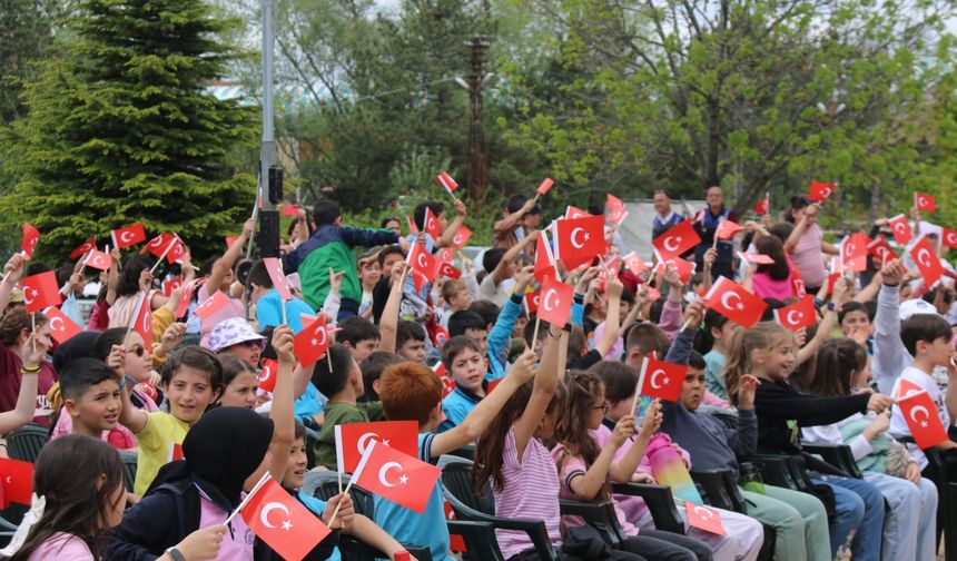 "Vagon Sahne" Kütahya'da öğrencilerle buluştu