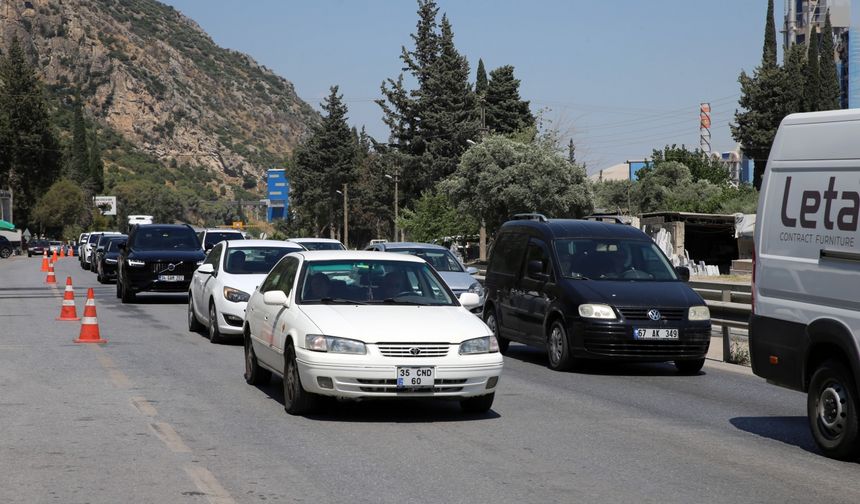 Aydın'da turizm merkezleri güzergahında trafik yoğunluğu yaşandı