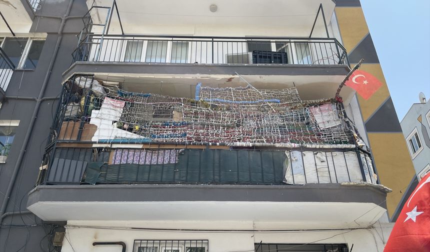 Aydın'daki çöp evden 4 kamyon çöpün yanı sıra 12 kedi ile 3 kaplumbağa çıktı