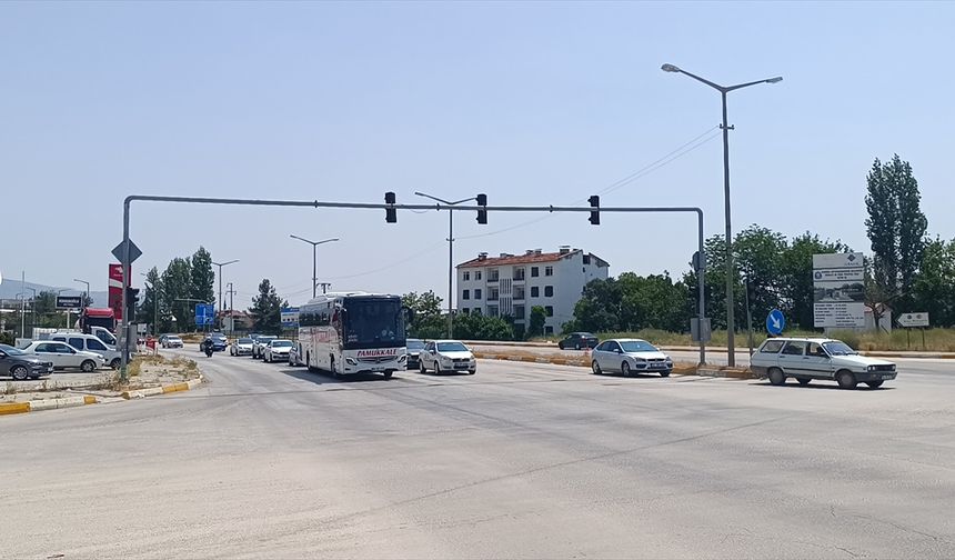 Bayram tatilinden dönen sürücüler, Afyonkarahisar'da akıcı yoğunluk oluşturuyor