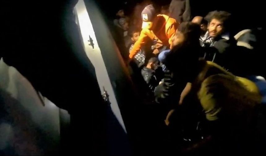 İzmir açıklarında 23 düzensiz göçmen yakalandı