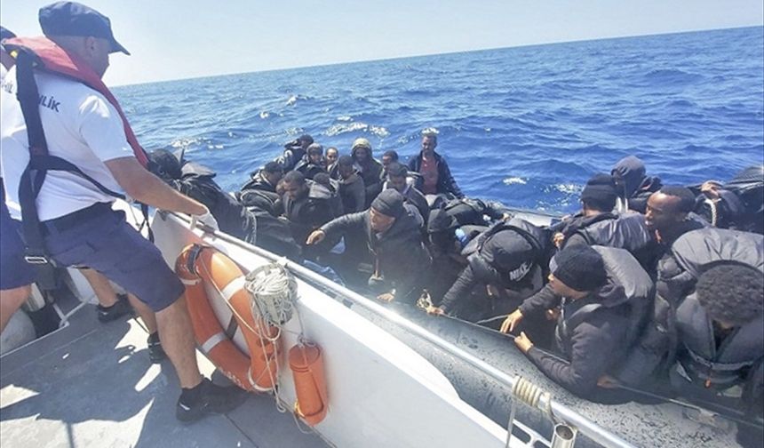 İzmir açıklarında sürüklenen lastik bottaki 47 düzensiz göçmen kurtarıldı
