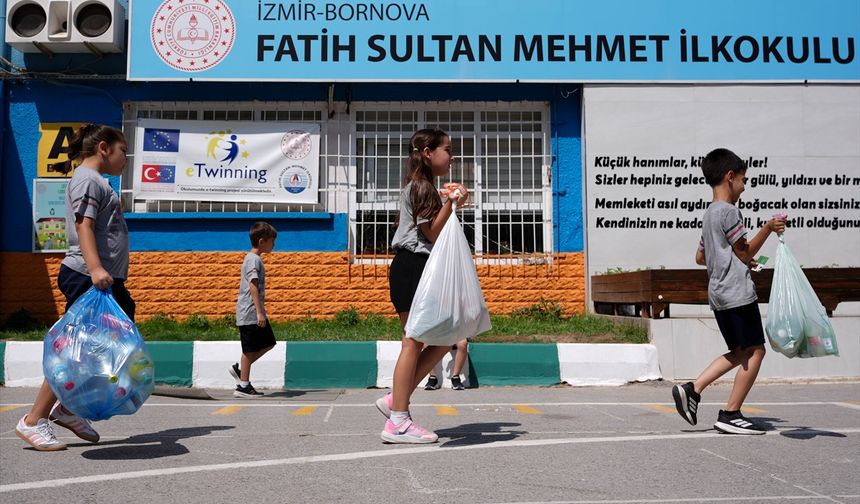 İzmir'de öğrenciler kantin alışverişlerini "atıklarla" yapabiliyor