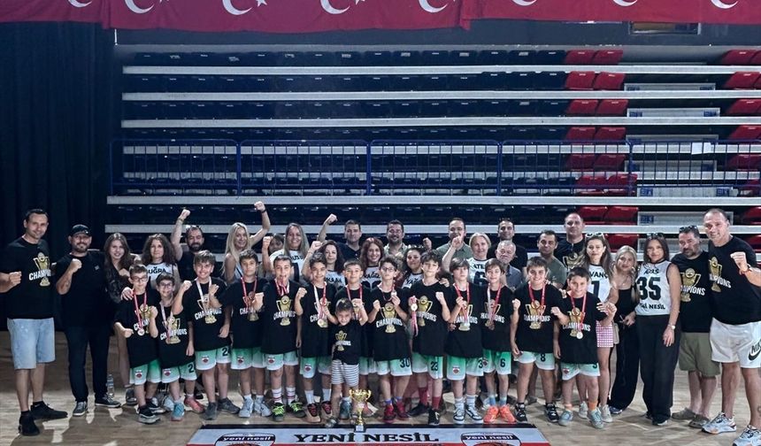 İzmir'in "yeni nesil" basketbolcuları kupalarını aldı