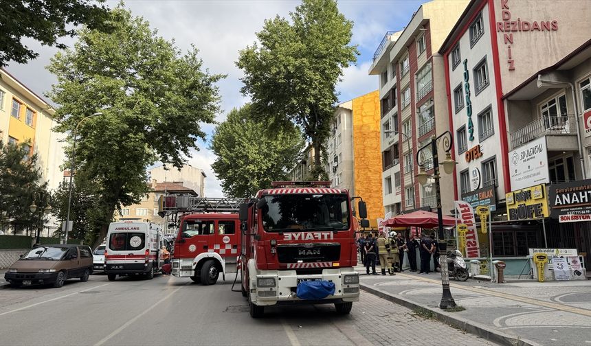 Kütahya'da emlak ofisinin yer aldığı otelin zemin katındaki yangında 10 kişi dumandan etkilendi