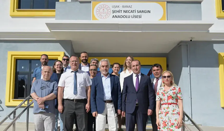 Uşaklı Ünlü Yazar İskender Pala Memleketi Banaz'da Öğrencilerle Buluştu