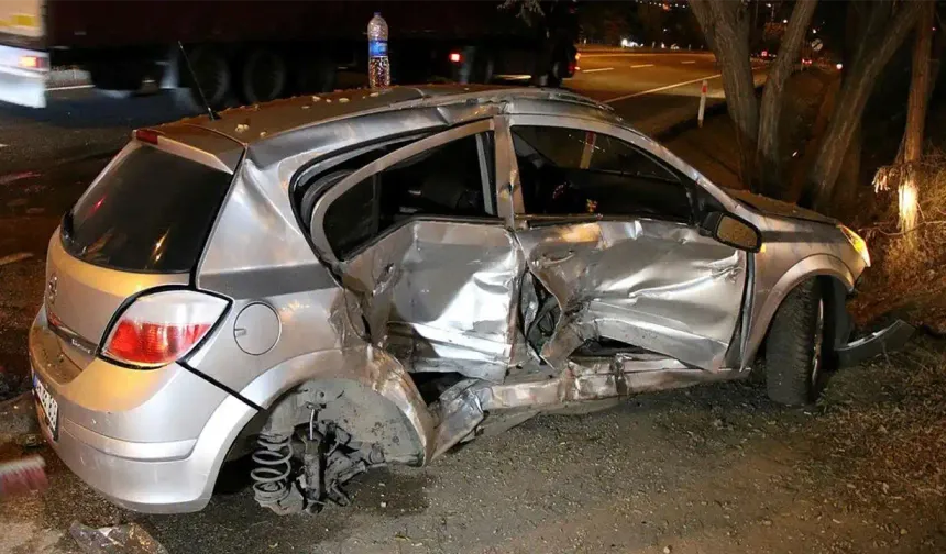 Refüje Çarpan Otomobildeki 4 Kişi Yaralandı