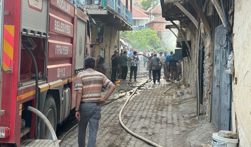 Afyonkarahisar'da ahşap evde çıkan yangın söndürüldü