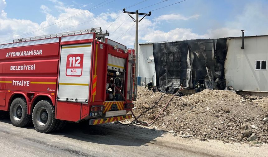 Afyonkarahisar'da dorse imalat atölyesinde çıkan yangın söndürüldü