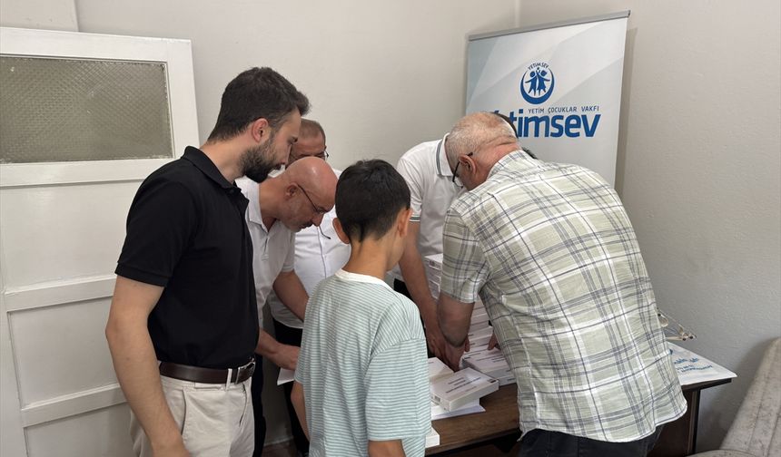 Afyonkarahisar'da YetimSev, başarılı öğrencileri ödüllendirdi