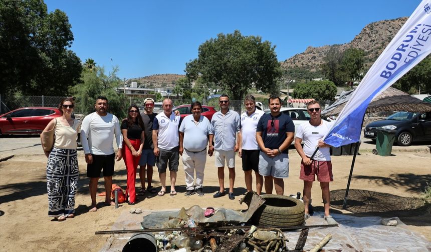 Bodrum'da gönüllü dalgıçlar deniz dibi temizliği yaptı