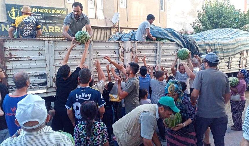 Çay'da hayırsever iş insanı vatandaşlara bir tır karpuz dağıttı