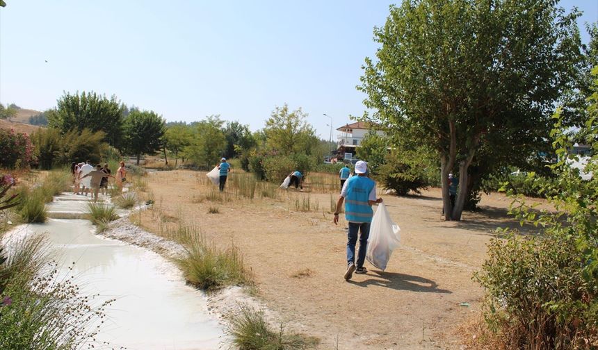 Denizli'de yükümlüler Pamukkale'deki travertenler bölgesini temizledi
