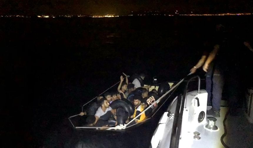 İzmir açıklarında 17 düzensiz göçmen yakalandı