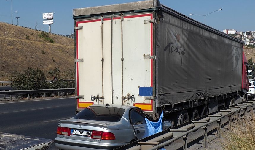 İzmir'de tıra çarpan otomobildeki 1 kişi öldü, 1 kişi yaralandı