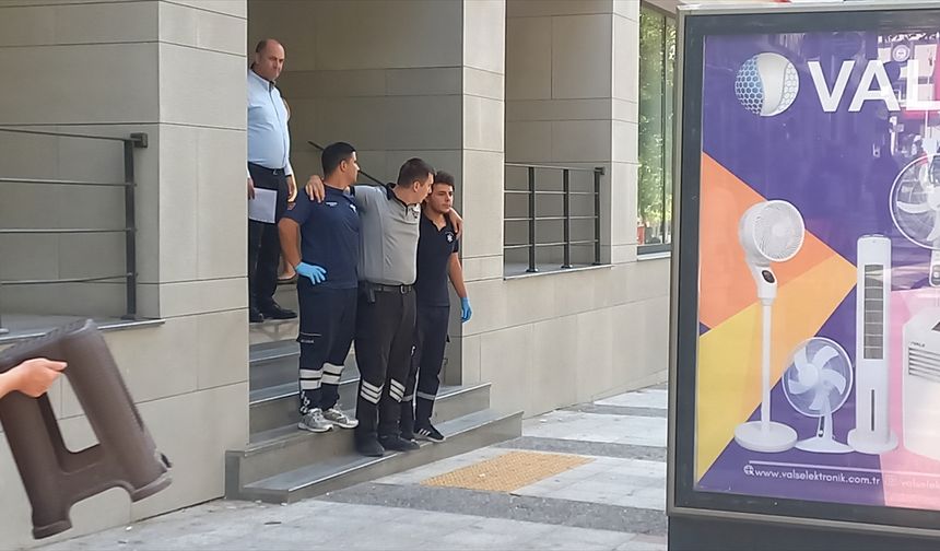 Manisa'da bankadaki sıramatik cihazındaki elektrik akımına kapılan güvenlik görevlisi hastaneye kaldırıldı