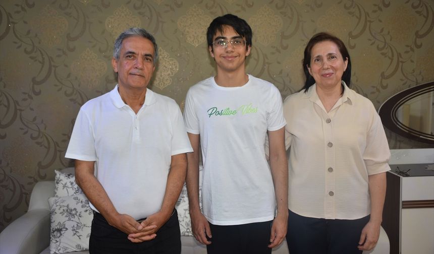 YDT İngilizce birincisi Sarak, bilgisayar mühendisi olmak istiyor