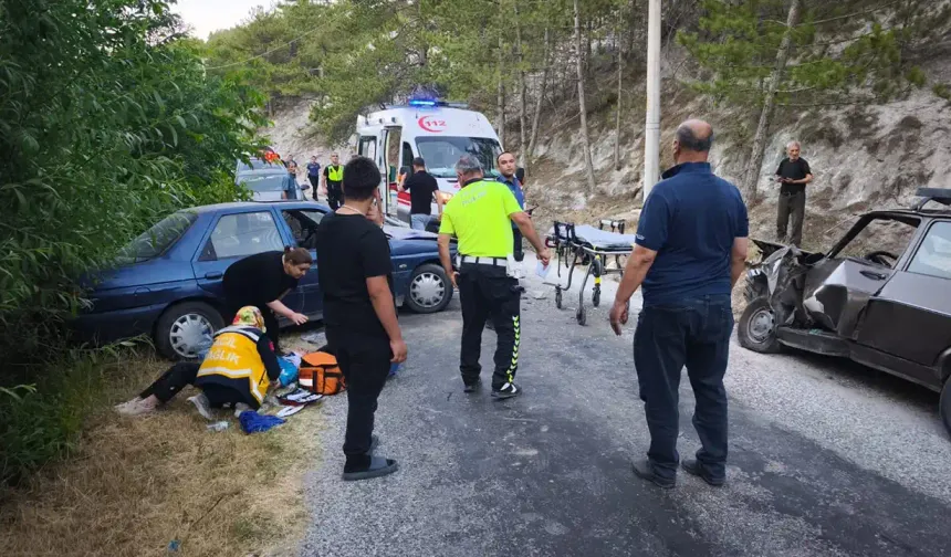 Kütahya'da iki otomobilin çarpışması sonucu 5 kişi yaralandı
