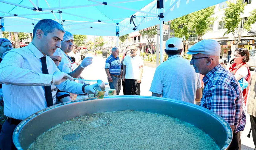 Vali Aktaş Uşaklı Vatandaşlara Aşure Dağıttı