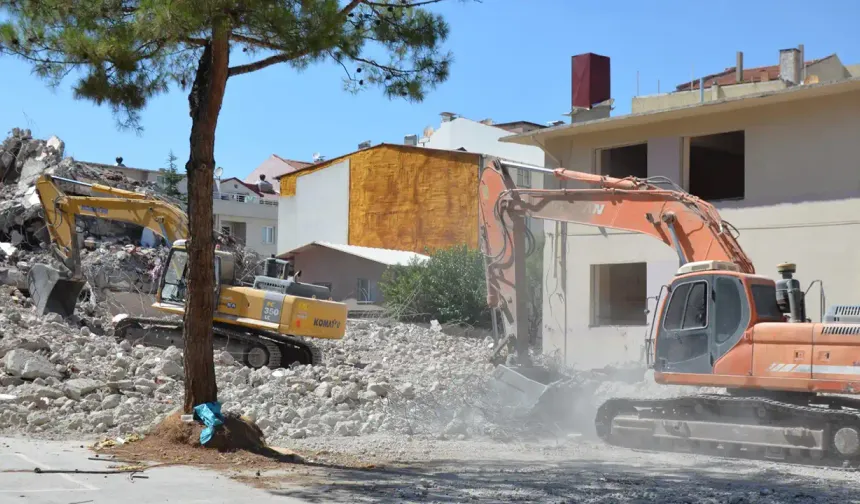 Uşak'ta 23 Nisan Ortaokulu Yıkıldı!