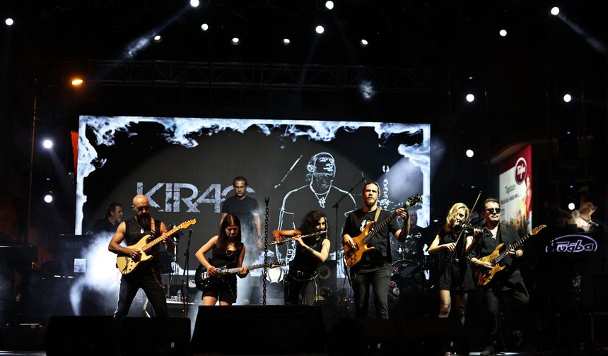 Denizli'de şarkıcı Kıraç sahne aldı