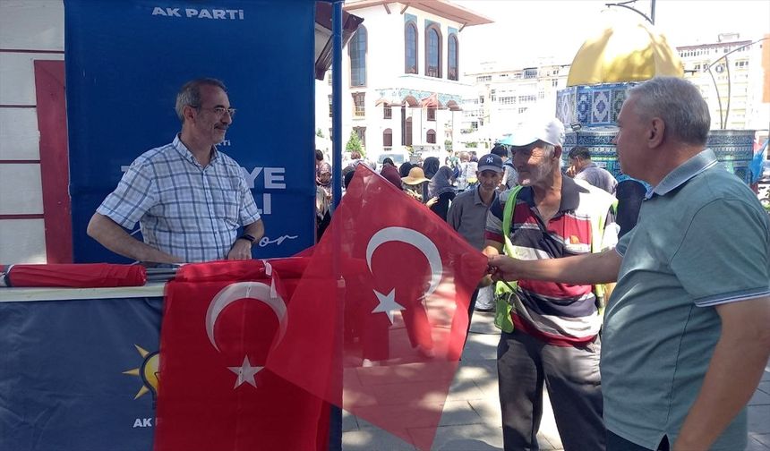 Kütahya'da AK Parti Merkez İlçe Başkanlığı vatandaşlara Türk bayrağı hediye etti