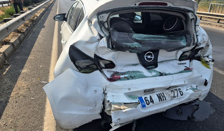 Yolcu Otobüsüyle Otomobil Çarpıştı: 3 Yaralı