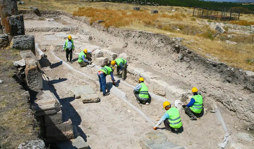 Blaundos Antik Kenti’nde 65 Metrelik Roma Kanalizasyonu Ortaya Çıkarıldı