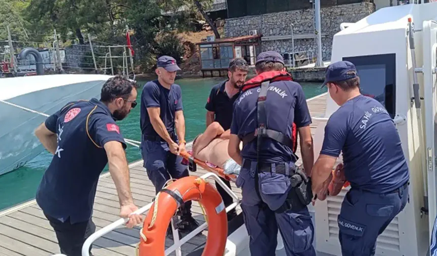 Fethiye açıklarında gezi teknesinde rahatsızlanan kişiye tıbbi tahliye