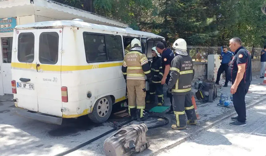 Kütahya'da minibüste çıkan yangın söndürüldü