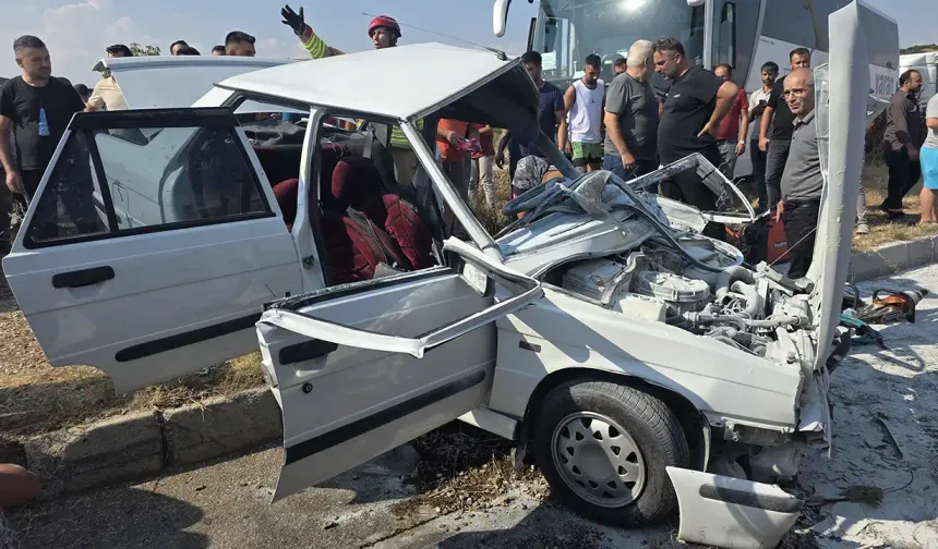Yolcu Otobüsü İle Otomobil Çarpıştı: 2 Ölü, 1 Yaralı!