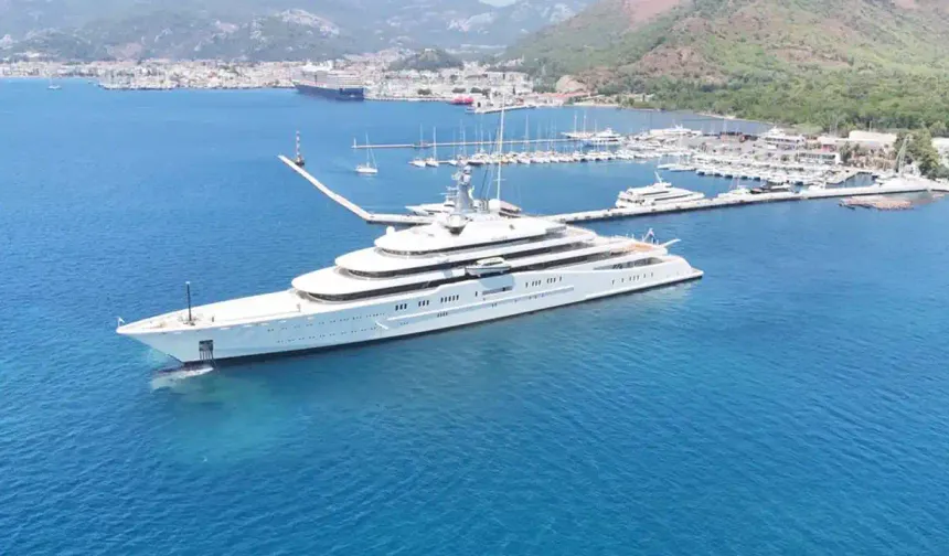 Rus milyarder Abramoviç'in yatı 'Eclipse' Marmaris'ten demir aldı