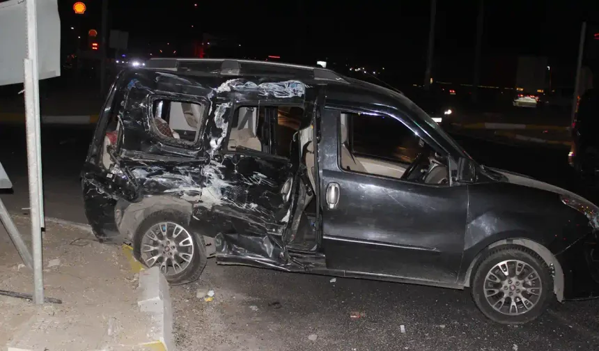 Kamyon ile Hafif Ticari Araç Çarpıştı; 1 Ölü, 8 Yaralı