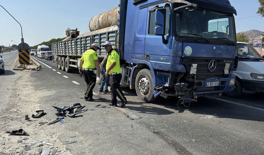 Aydın'da tırla çarpışan kamyonetteki 3 kişi yaralandı