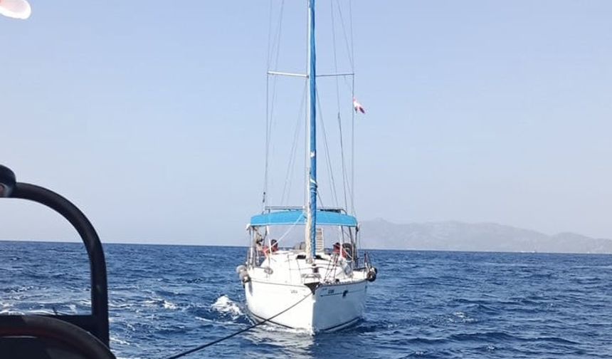 Fethiye açıklarında sürüklenen teknedeki 2 kişi kurtarıldı