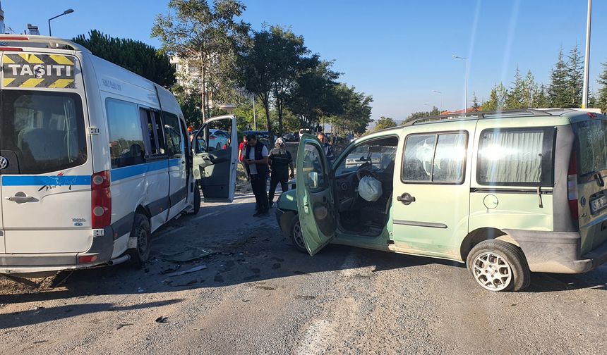 Manisa'da servis minibüsü ile hafif ticari aracın çarpıştığı kazada 8'i öğrenci 9 kişi yaralandı