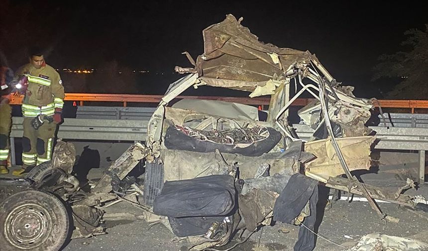 Manisa'da ters yönde seyreden otomobilin kamyonla çarpışması sonucu 2 kişi öldü