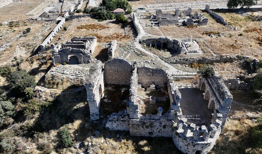 Tlos Antik Kenti'nde stadyum ile çevresindeki dükkanlar restore ediliyor