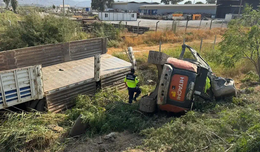 Aydın'da iş makinesi taşıyan kamyonun devrilmesi sonucu 2 kişi yaralandı