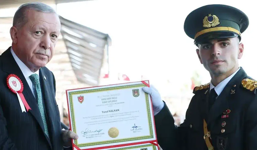 Erdoğan, Kara Harp Okulu Birincisi Yusuf Kalkan’a Diplomasını Verdi