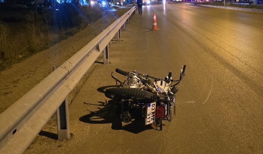 Afyonkarahisar'da otomobil ile motosiklet çarpıştı, 1 çocuk öldü, 2 kişi yaralandı