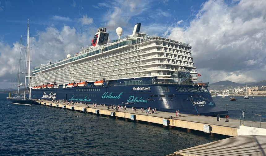 Bodrum'a 'Mein Schiff 5' kruvaziyeriyle 2 bin 716 yolcu geldi