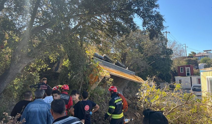 Bodrum'da hafriyat yüklü kamyonun devrildiği kazada 1 kişi yaralandı