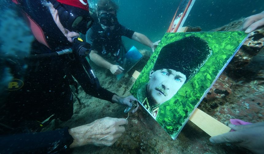Cumhuriyet'in kuruluşunun 102. yılını su altında Atatürk portresi boyayarak kutladılar